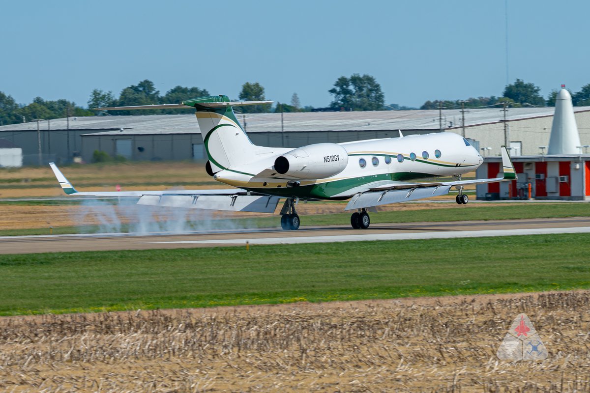 Skyworx_Media's tweet image. I'm not sure why but I think this is one of the coolest looking Gulf 550's I have seen in some time.  It looks like something a high ranked PGA Tour golfer would fly in.  Birds on approach were a bonus!

#aviation #avgeek #gulfstream