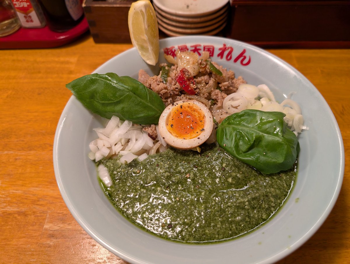 先日やっと食べられた♪

豚骨らーめんれん　さん
バジルまぜそば＋ごはん🍚小

バジルペーストの強さに負けないもちもち麺！最強の組み合わせ😆

ガパオの美味さやレモンの味変で最後まで楽しめる！さすが

更に追い飯でまたバジルの美味さを感じつつ、🧄入のふりかけで〆る💯🥰　何度でも食べたい✨