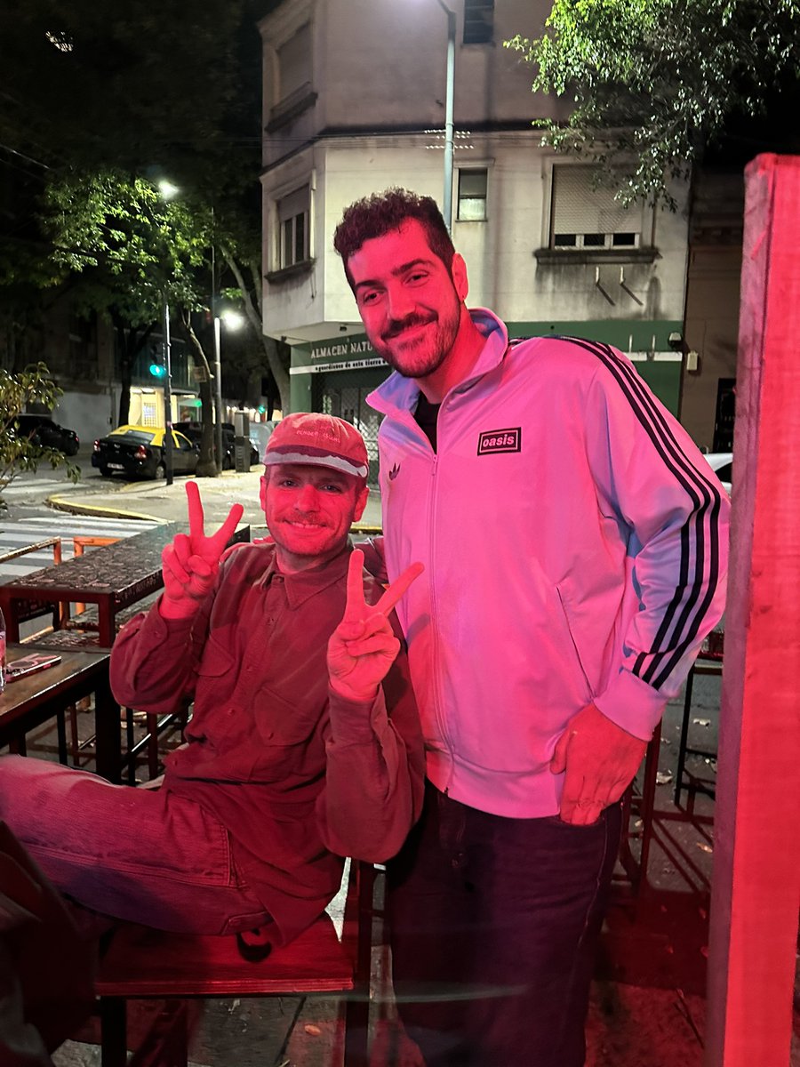 En otra de mis aventuras anoche 1am tomando una cerveza en un bar de mala muerte apareció y se sentó al lado mío Mac Demarco.