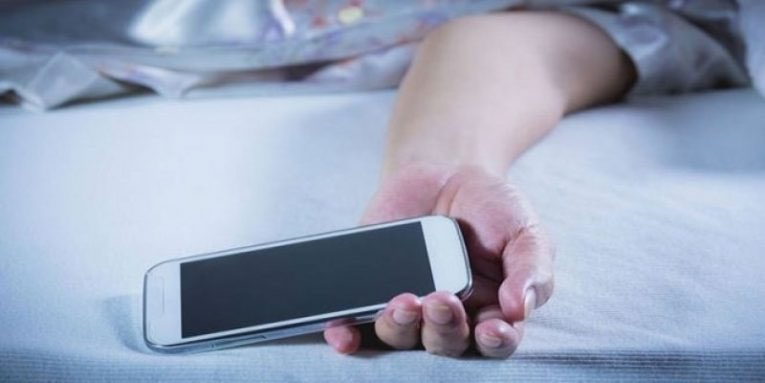 SaudiNews50's tweet image. استخدام الجوال قبل النوم يسبّب التوتر ويؤثر على جودة النوم.

(الاستشاري عبدالعزيز باجعفر)

-