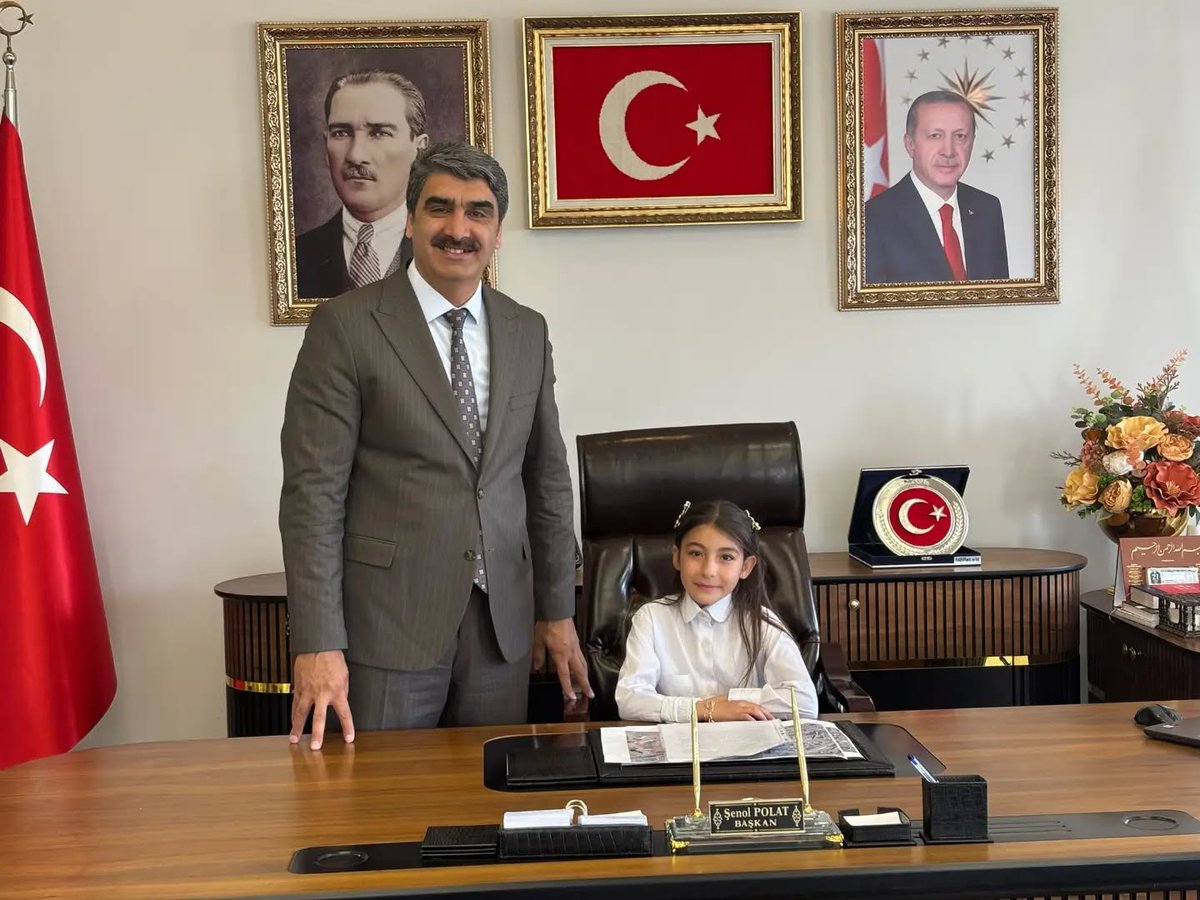 askalebeledyesi's tweet photo. 23 Nisan Ulusal Egemenlik ve Çocuk Bayramı Dolayısıyla Temsili Makam Devri Yapıldı.
23 Nisan Ulusal Egemenlik ve Çocuk Bayramı kapsamında Belediye Başkanımız Sn. Şenol POLAT, Koçak İlköğretim Okulu öğrencisi Sudenaz TURAN' a temsili makam değişimi yaptı. https://t.co/wl4sb2ohE5