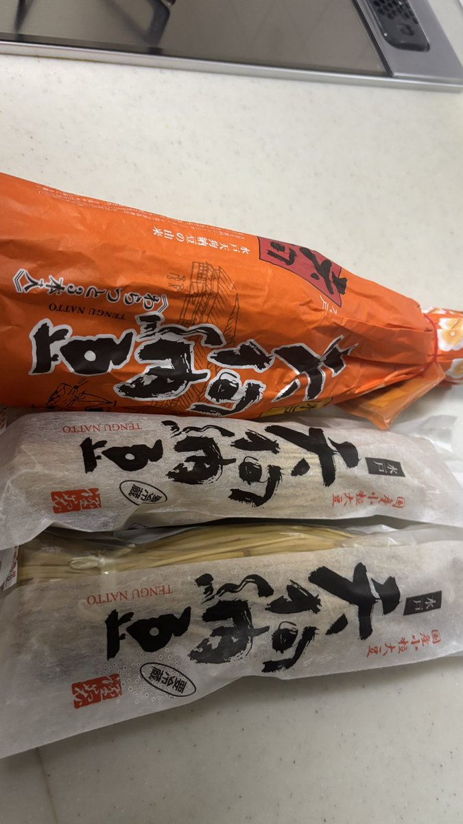 koluwan's tweet photo. @Rebel250yuune 北関東は美味しくて身体にも優しいものがいっぱいですよ✨

茨城と言えば天狗納豆とさつまいも🍠
栃木のいちごが美味しすぎてお持ち帰りしました！
旅先でたくさん食べてきたのに足りなくて…
栗、芋けんぴ、干し芋などなどお土産いっぱい買い込んできました https://t.co/0s5J6sGTsB
