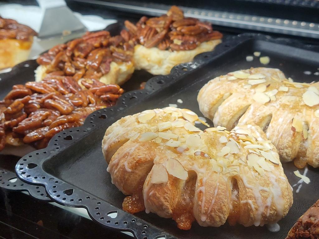 GreenDuckFarms's tweet image. Whole lot of flaky delicious treats to start the day. Fruity Danishes, Almond Bearclaws, or the caramel pecan sticky buns ( made with our croissant dough )
Will have pretzel dogs out in a few min, and a large batch of our popular meatball calzone soon after.
#bakery