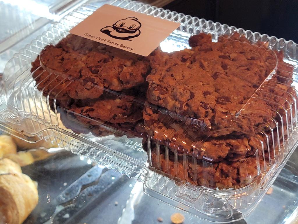 GreenDuckFarms's tweet image. Whole lot of flaky delicious treats to start the day. Fruity Danishes, Almond Bearclaws, or the caramel pecan sticky buns ( made with our croissant dough )
Will have pretzel dogs out in a few min, and a large batch of our popular meatball calzone soon after.
#bakery