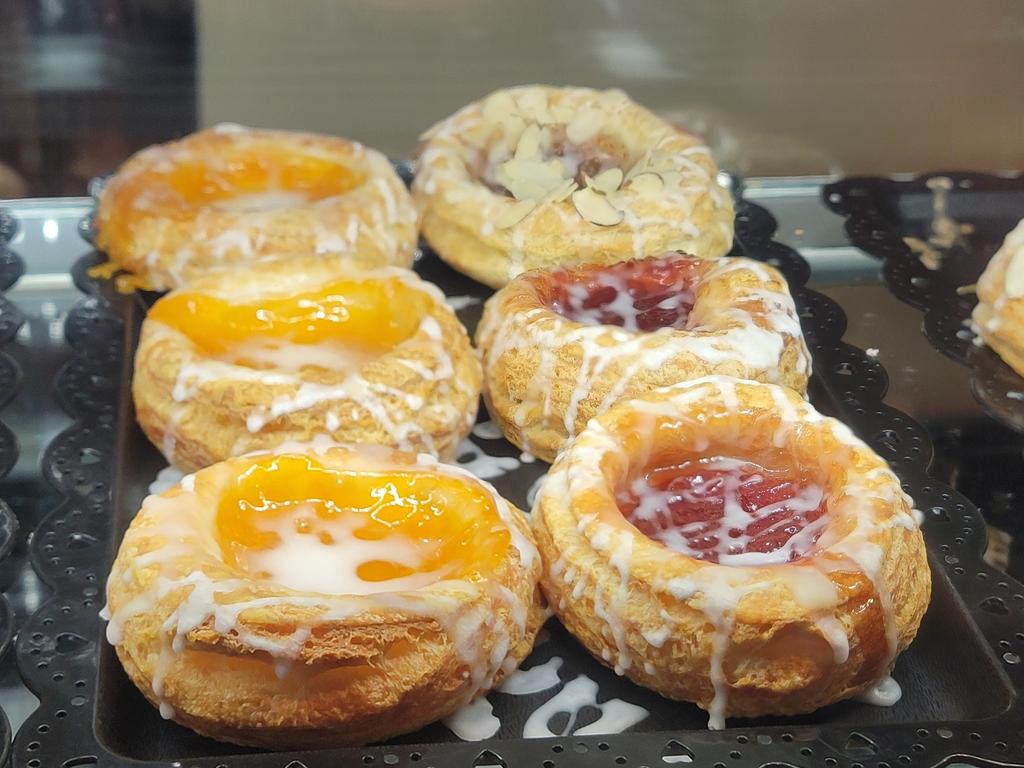 GreenDuckFarms's tweet image. Whole lot of flaky delicious treats to start the day. Fruity Danishes, Almond Bearclaws, or the caramel pecan sticky buns ( made with our croissant dough )
Will have pretzel dogs out in a few min, and a large batch of our popular meatball calzone soon after.
#bakery