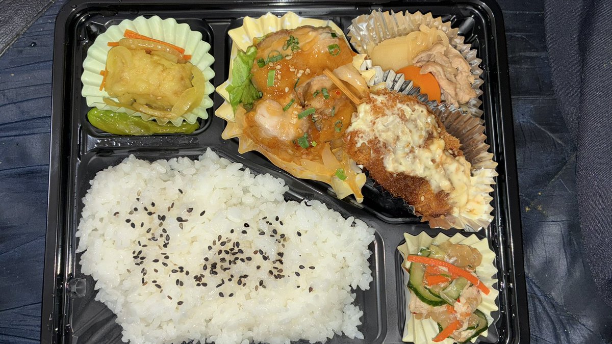 今日は
仕事中に調布駅近くの
海鮮居酒屋たから家
<a href="/chofu8takara8ya/">海鮮居酒屋🏮たから家</a>  さんへ
連絡して

お弁当🍱の予約をしました

仕事終わりに
受け取りに行き
自宅で
美味しく頂きました
#海鮮居酒屋たから家
#調布
#居酒屋