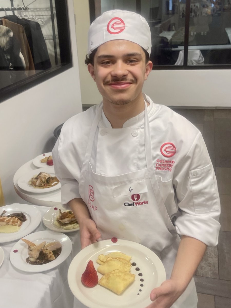 TrumanHS's tweet image. Truman Senior Carlos Lopez wins a life-changing $45k CCAP scholarship! 🏆 From competing against NYC’s best to working under legend @DanielBoulud  at Le Tête d’Or, Carlos proves that hard work = success. Next stop: NYC College of Technology! 🍳🔥 #TrumanHS #CulinaryArts #CCAP