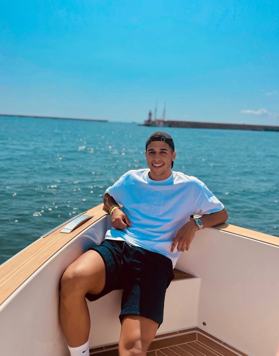 lsy •••• tweet media