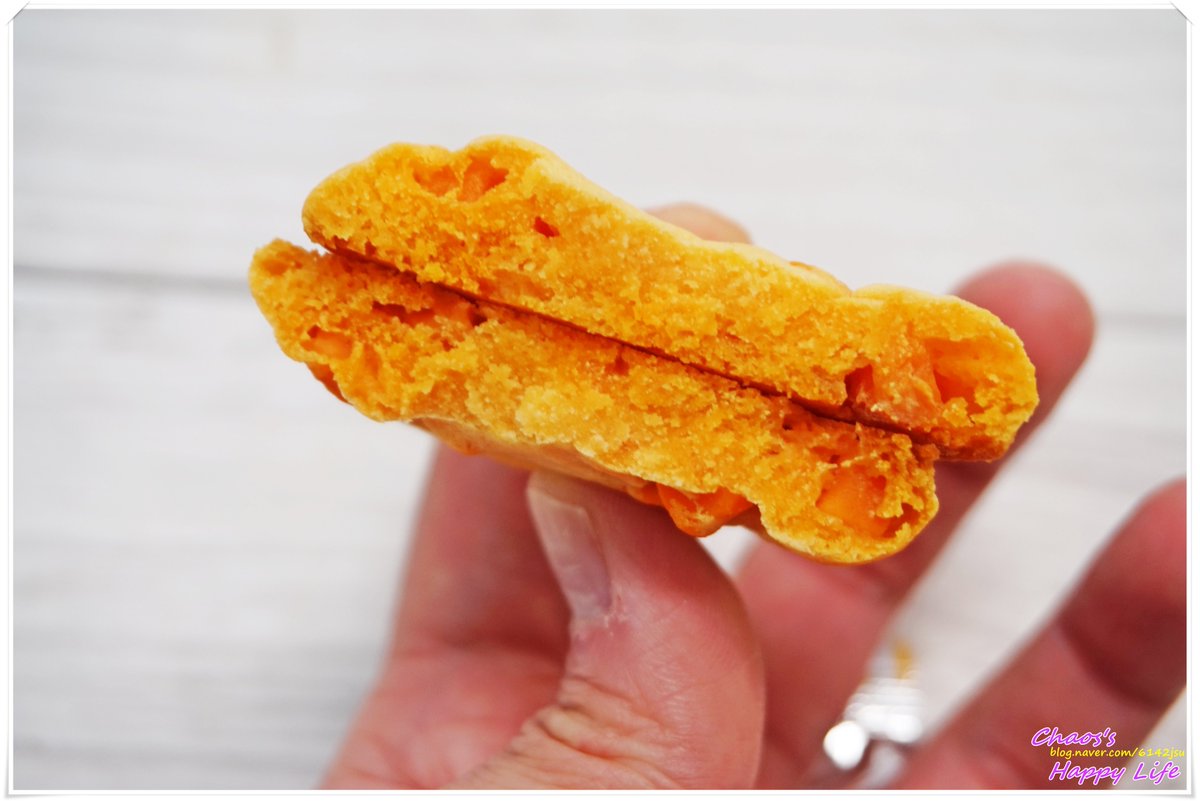 롯데마트 쌓여있던 촉촉한 황치즈칩 발견
치즈맛과 향이 폭탄같이 들어있음

씹으면 황치즈칩이
입안에서 터지면서
눅진하고 진한 치즈향과 맛이 뿜뿜
단맛이 좀 있는편의 쿠키

치즈쿠키 좋아하면 강추
다만 좀 달아서리
아메,커피랑 페어링 추천
#촉촉한황치즈칩 #오리온촉촉한황치즈칩 #황치즈칩