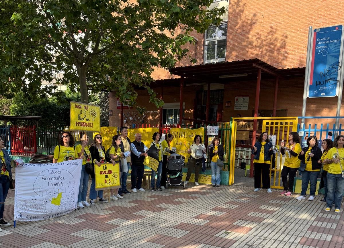 fjmarquezo's tweet photo. Hoy he acompañado a las Educadoras infantiles, que estos días luchan por defender sus derechos. Apoyamos sus reivindicaciones. Siempre en defensa de la Educación. #educar #apoyar #enseñar #0a3 https://t.co/winbHyk4T7