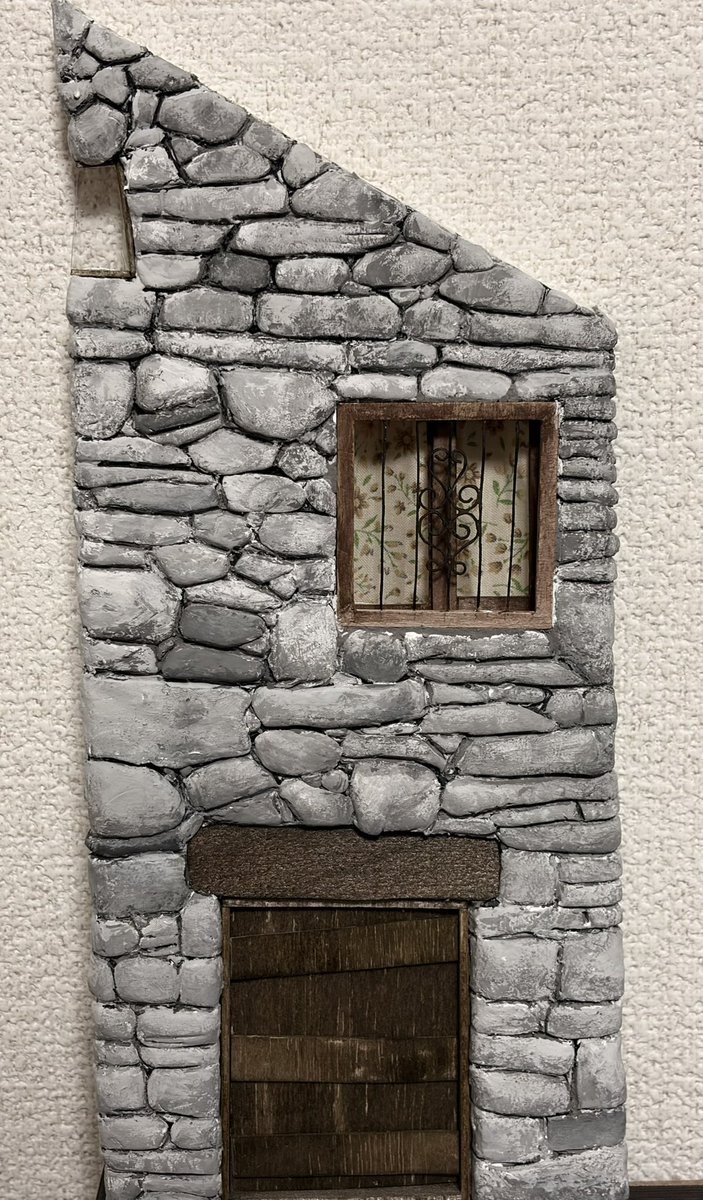 なんやかや忙しく、一日一歩進むか進まないか😓
このドアは開閉できるようにしたいなー🚪
#ジオラマ
#ドールハウス
#石造りの村