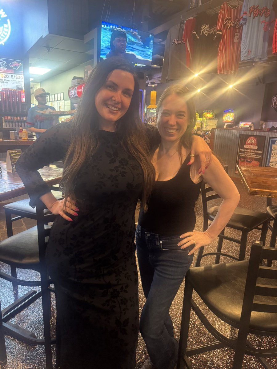 barefootmamaJen's tweet image. Drinks with @oh_olivia_xoxo 

#gooner #natural #milf #curvy #girlgirl