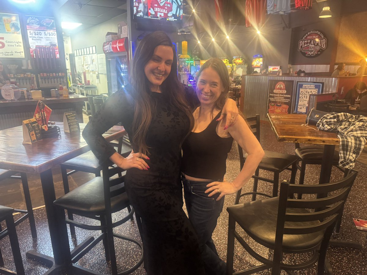 barefootmamaJen's tweet image. Drinks with @oh_olivia_xoxo 

#gooner #natural #milf #curvy #girlgirl