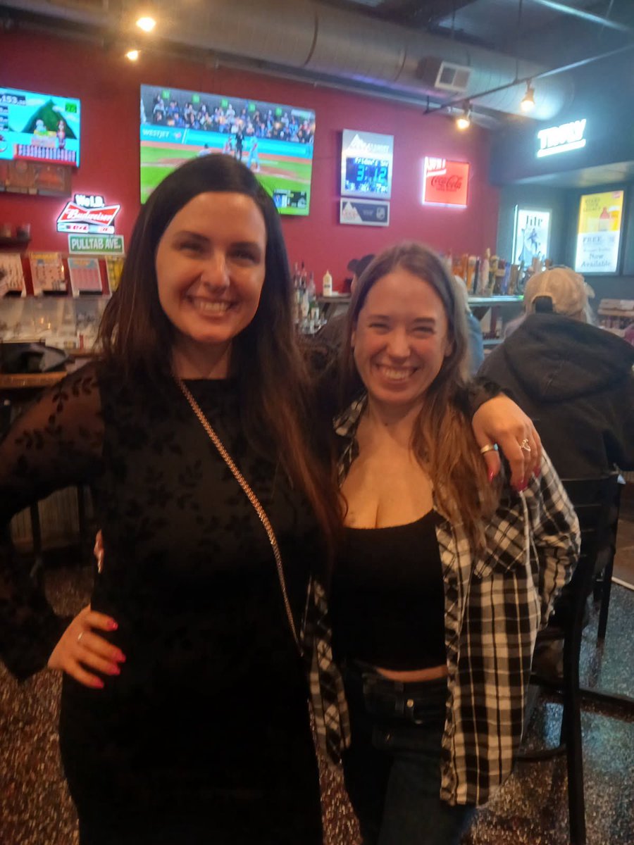 barefootmamaJen's tweet image. Drinks with @oh_olivia_xoxo 

#gooner #natural #milf #curvy #girlgirl