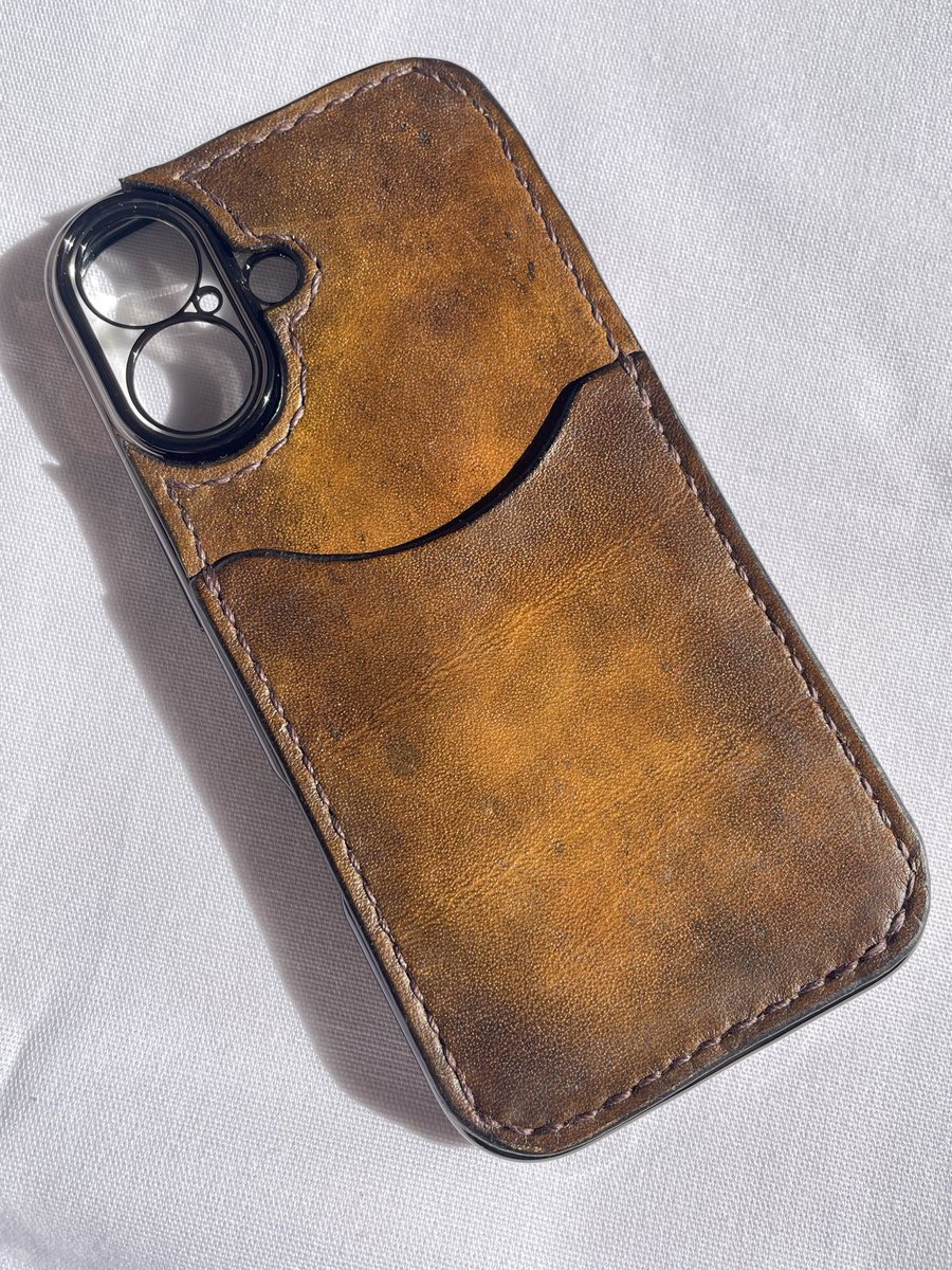 popperleather's tweet photo. 手染めのスマホケース
初めて作ったけど難しかったーーーー https://t.co/T6qXpGXG06