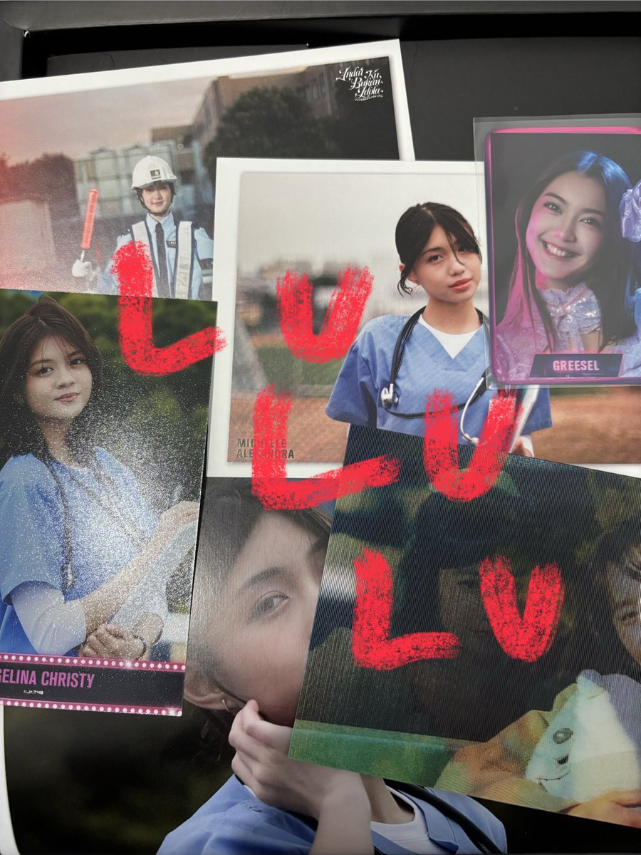 WTS Set Box AKBI "Andai ku Bukan Idola" JKT48

PC/Photocard Greesel, Atin, Jessi
PP/photopack Christy, Olla
Postcard Greesel, Michie
Lenticular Freya, Atin
Poster Atin, Michie
Nfc Music keychain
Photobook + box

Bisa WTT ke Gracie/Fiony
cod fx/tokped/sopi