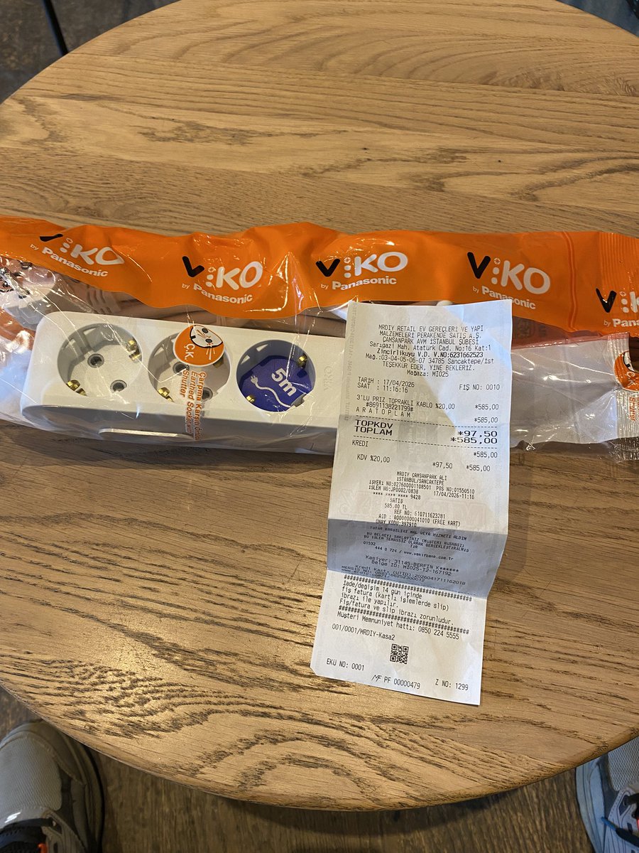 SOYGUN

Vatandaşın özellikle büyük markalar tarafından nasıl soyulduğuna küçük örnek..

5 metrelik ve üç prizli uzatma kablosu lazım oldu.

Yoldan geçerken Çamsan Park AVM uğradık.

Giriş katta yer alan Koçtaş’ta fiyat sorduk. 1.240 ₺ dedi görevli.

Bir üst katta Mr. DIY adlı