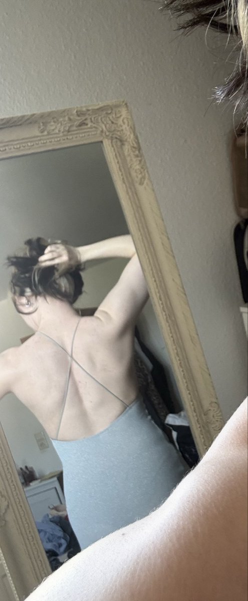 Leute seh ich nach fett oder auch bisschen nach muskeln aus seid ehrlich (wir gehen auf ne cocktail party bei freunden)