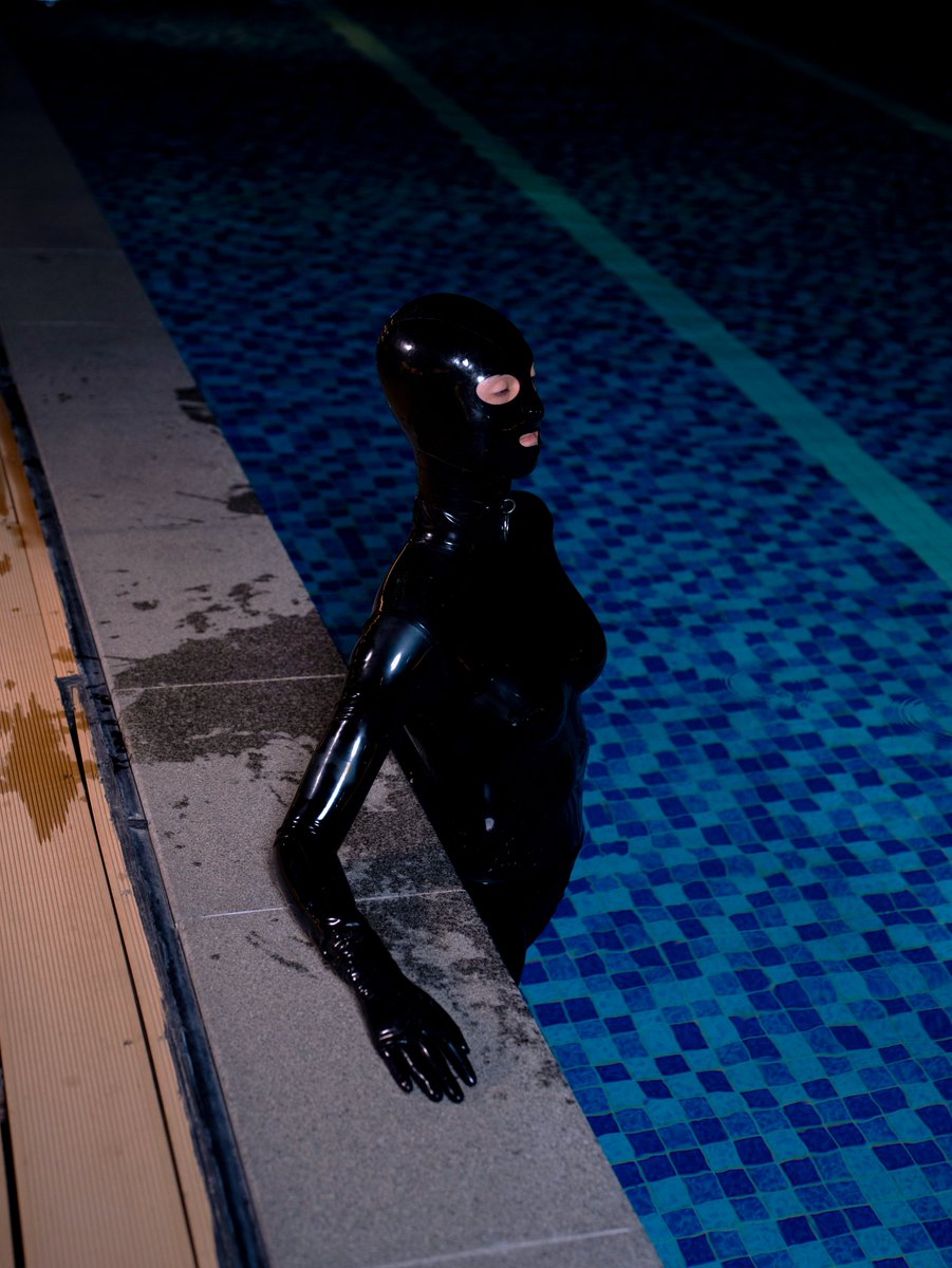 JzLatex's tweet image. 夏天了，一起游泳吧🏊‍♀️
#latex #swimming
📷白尘