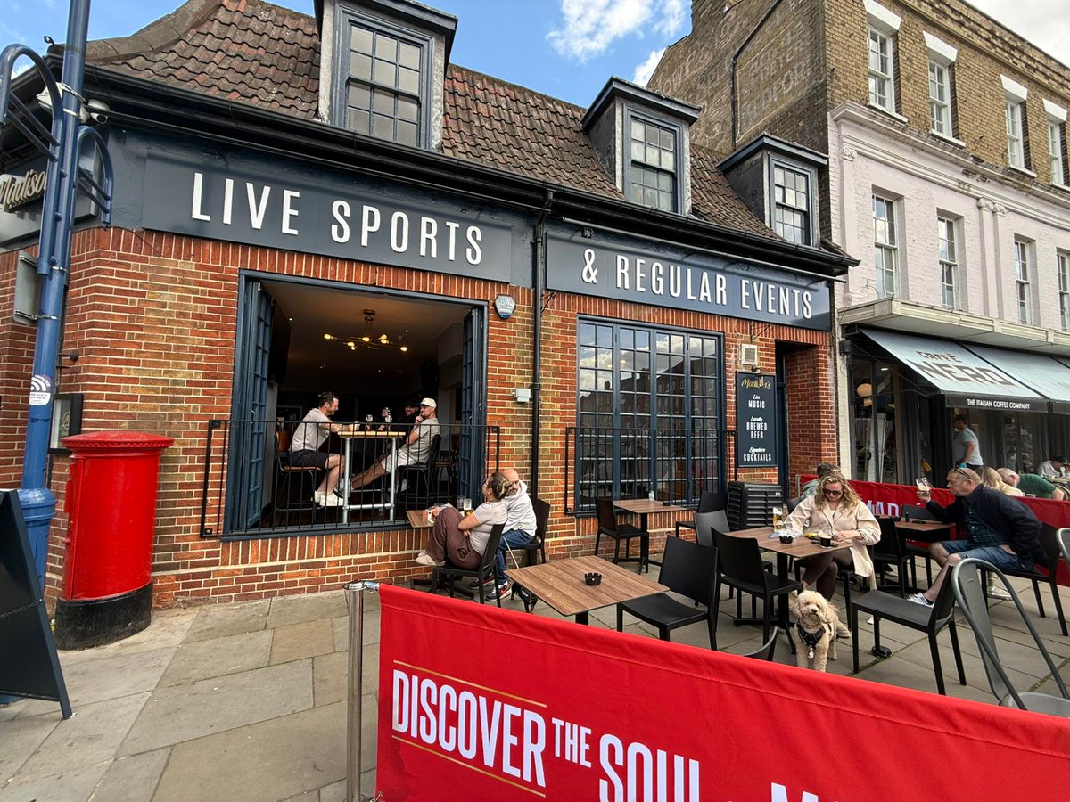 MadisonsStNeots's tweet image. On days like today, Madison's is a lovely place to stop by, have a drink and watch the world go by 😍
Pop in 🍻

#Madisons #MadisonsBar #StNeots