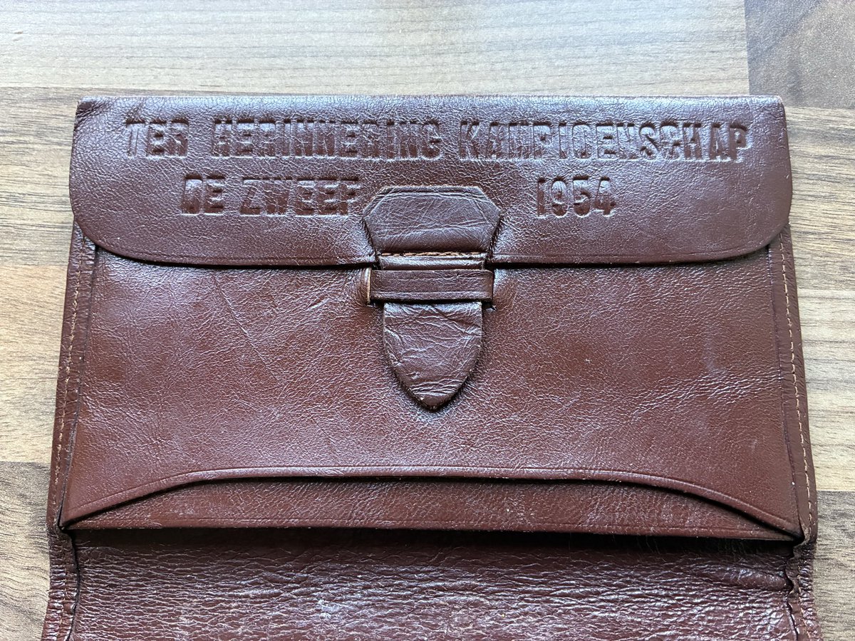 Lotti68's tweet photo. Als je opruimt, kom je (soms) mooie dingen tegen. Wie kent het verhaal bij dit item? #dtv @rksvdezweef @rksvDeZweef1 https://t.co/aQp8MTdRwr
