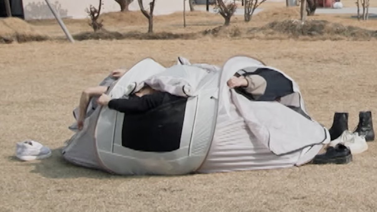 bayangin aja anjrit 10 lelaki dengan badan GEDE itu disuruh masuk di tenda yg semini itu😭😭😭
