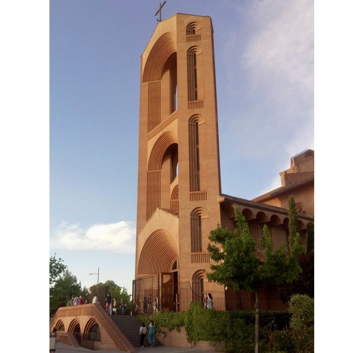 OrlandoArq's tweet photo. #MiércolesEnLadrillado 

• Iglesia Santa María de Caná: vanguardia y tradición en Pozuelo de Alarcón. ⛪️ Diseñada por Fernando Higueras, esta obra maestra de ladrillo destaca por su aire gótico y mudéjar. Un imprescindible de la arquitectura madrileña. 🇪🇸

#architecture 🔝 https://t.co/Cd1VPMljMV