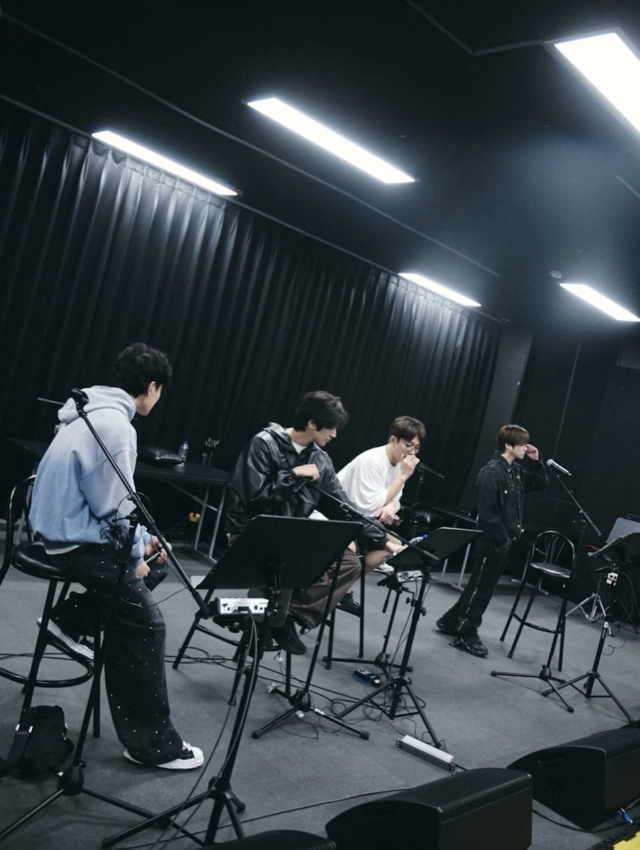 달 tweet media