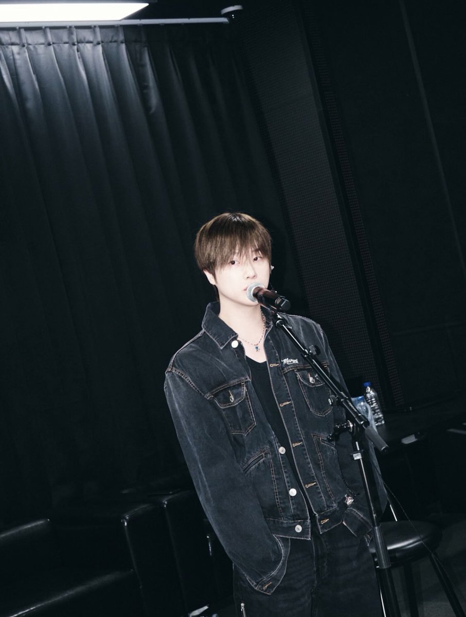 달 tweet media