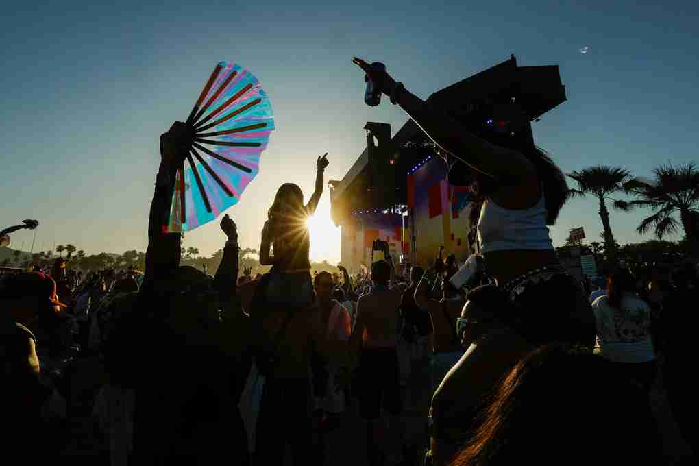 thandojo's tweet image. #California, #US
Festivalgoers dance as the electronic music group Major Lazer perform at the end of the second weekend of the #Coachella music and arts #festival at the Empire Polo Club in #Indio