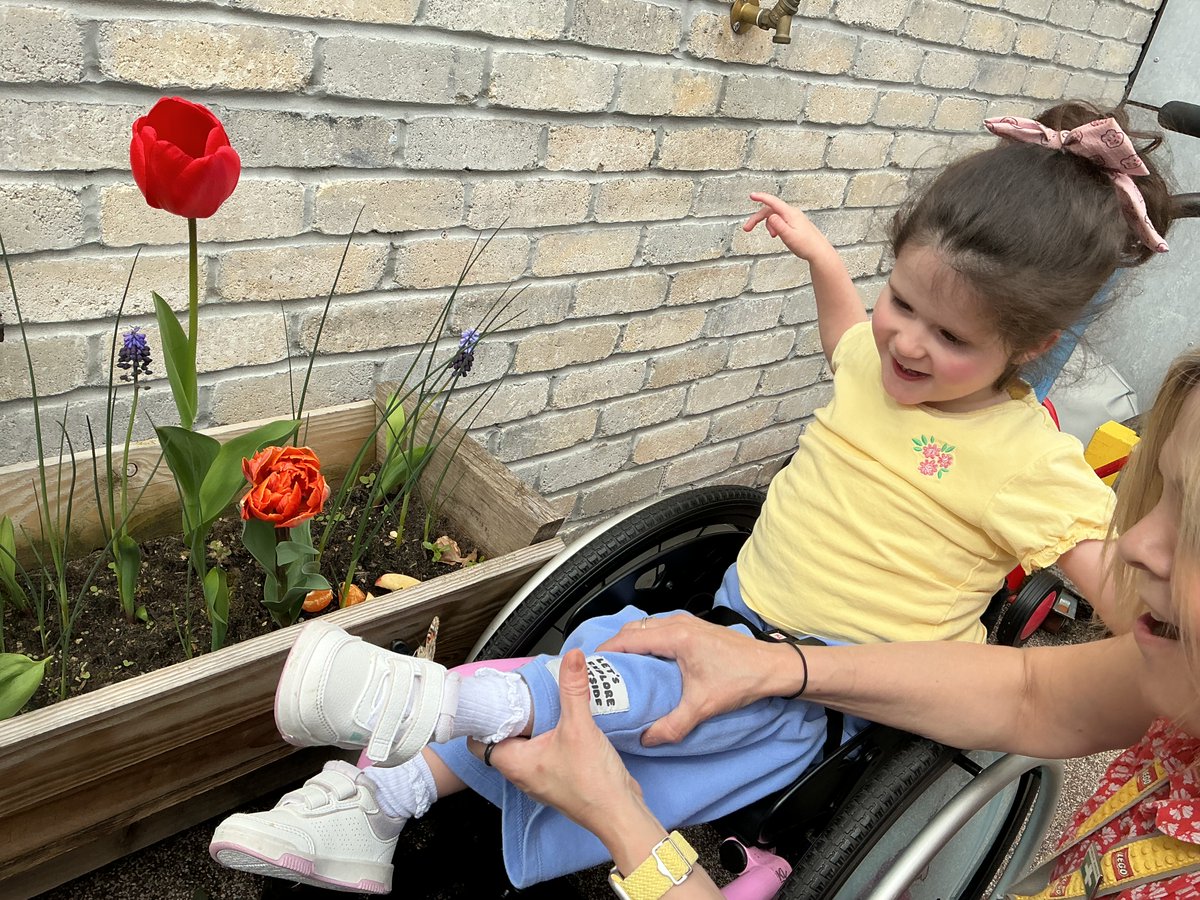 school_keys's tweet photo. Can you spot the butterfly in our flowers? 🌺 🦋 #learningthroughplay #earlyyears #spring #flowers #nature #realisingtheambition #beingme #STEM 🦋 https://t.co/fTDmwHSJZW
