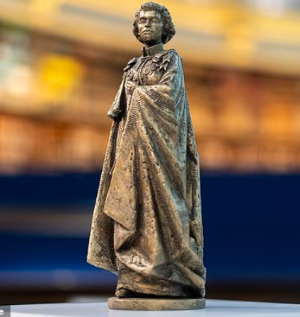 Adrian Hilton tweet media