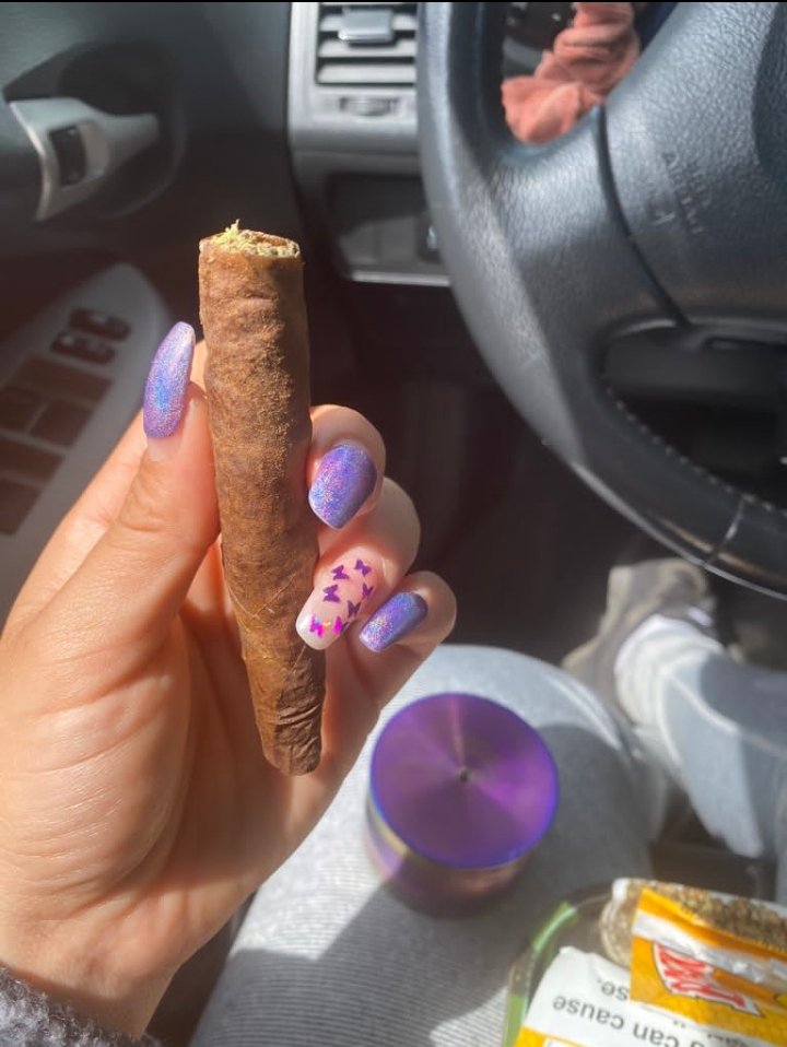 Be_like_calvin2's tweet photo. I like to roll my problems and smoke em https://t.co/VJfKCeHnE0