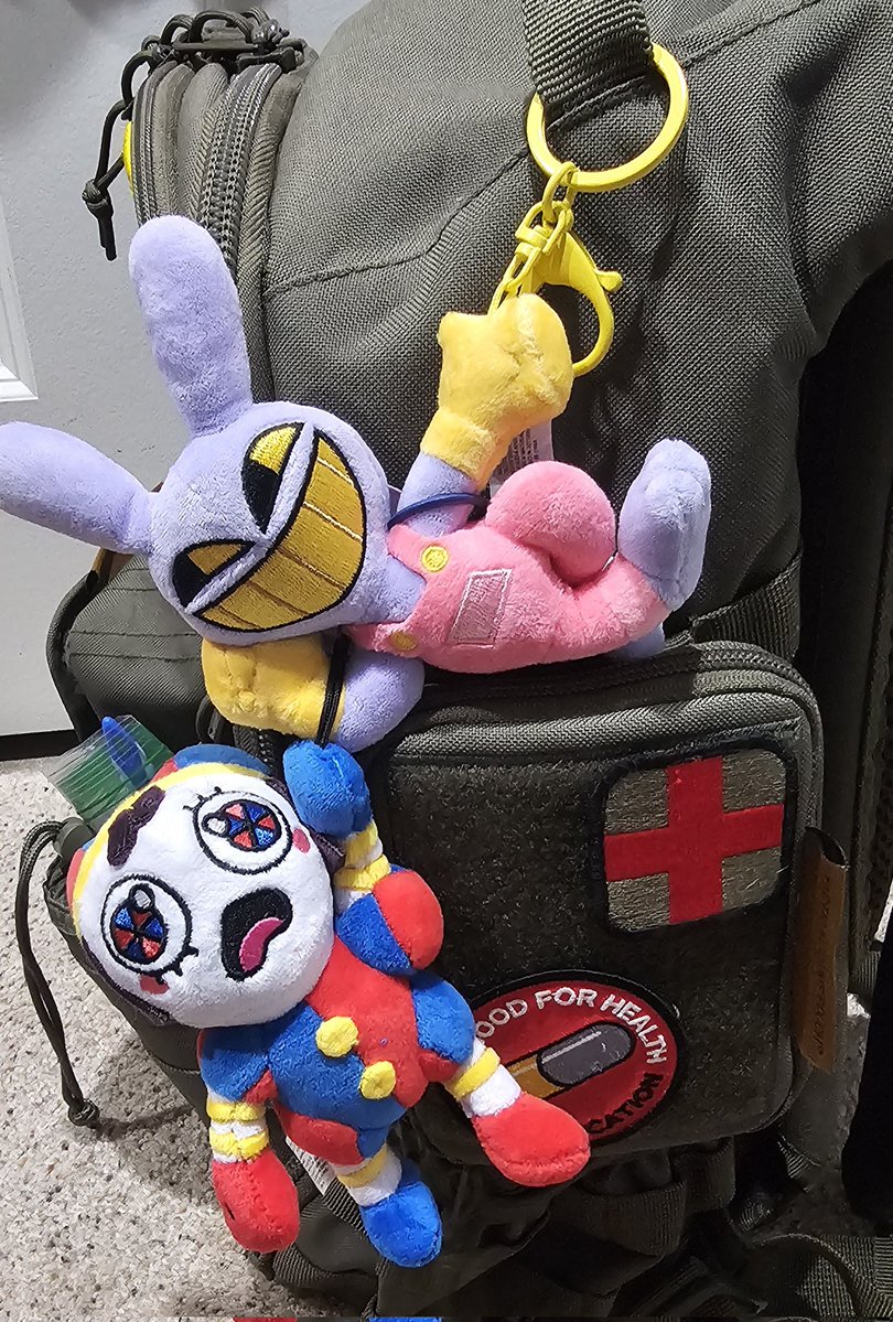 Seth_Melnyk's tweet image. I forgot to post this here. Jax is such a menace lol. Also Pomni looks so derpy I love her

#TADC #Pomni #Jax