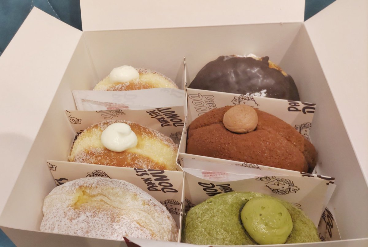 三軒茶屋にあるパークストアに行って来た。生ドーナツは色々なお店で食べて来たけどボリュームとクリームの量が他とは段違いで美味しかった♪駅から遠いのが難点だが甘すぎないクリームがまたポイント高し！