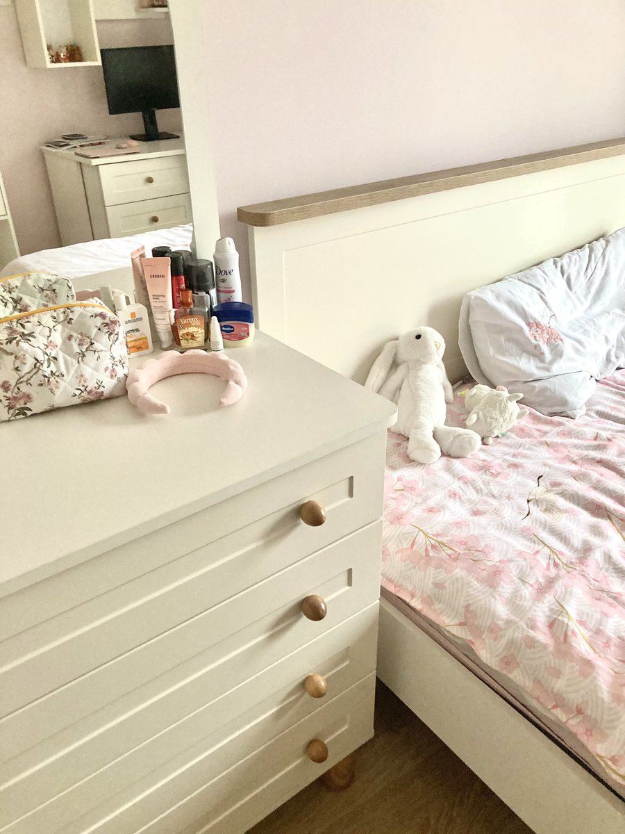 finally tidied up my room,,