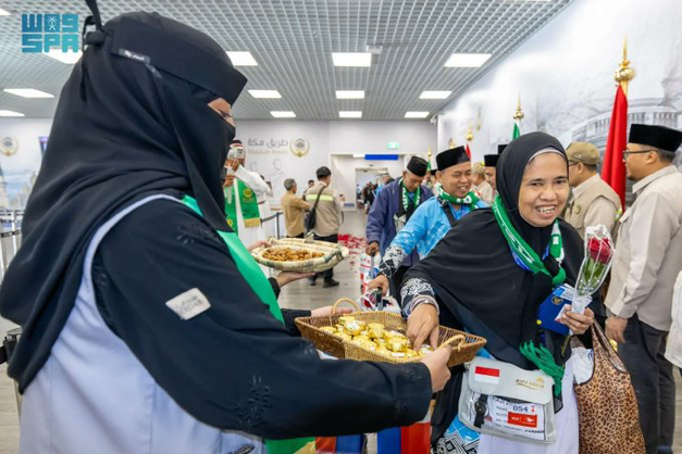 alekhbariyaEN's tweet image. First Makkah Route Initiative Flight from #Indonesia Arrives at Prince Mohammad bin Abdulaziz International Airport in #Madinah

#AlEkhbariyaEN