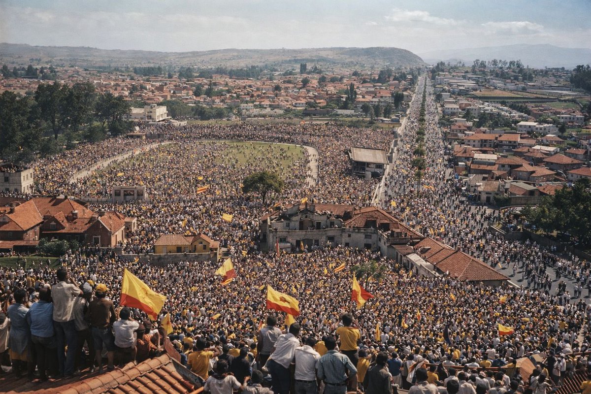 RetroAucas's tweet photo. Esta imagen se trata de una recreación generada por inteligencia artificial. Es una interpretación visual construida a partir de los registros y crónicas que dejó la prensa sobre uno de los episodios más intensos del fútbol quiteño.

El 8 de noviembre de 1959, tras la consagración del Aucas como campeón del fútbol profesional de Pichincha, los relatos periodísticos coincidieron en describir un fenómeno que desbordó cualquier parámetro habitual. El partido terminó, y el público invadió la cancha. Era  el inicio de una manifestación colectiva que pronto se expandió más allá del estadio, por toda la ciudad. 

Los diarios de la época hablaron de un festejo “fuera de lo común”, una celebración que no se limitó al escenario deportivo, sino que se trasladó a las calles y se extendió por distintos barrios de Quito. Lo que comenzó en el estadio del Arbolito se convirtió en un movimiento urbano: ríos humanos de aficionados que acompañaban, celebraban y prolongaban el triunfo.

Aucas, por entonces, no era únicamente el campeón. Era el equipo con mayor hinchada de la ciudad, el que conectaba con mayor intensidad con el público local. Esa condición explica la magnitud del desborde. La propia prensa lo consignó como una de las mayores demostraciones de entusiasmo registradas en un estadio quiteño.

La imagen intenta ordenar ese exceso. Traducir en una escena lo que los textos describieron como multitud, como expansión, como ciudad movilizada. No es un documento histórico en sí mismo, pero sí una forma de aproximarse —desde la tecnología— a la dimensión de lo que habría sido aquel festejo.