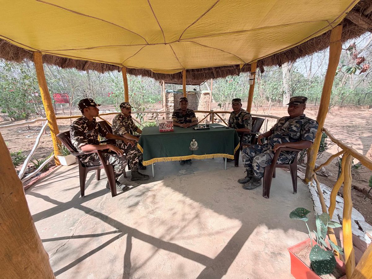 SSB और नेपाल APF के बीच बैठक में सीमा संबंधी विषयों पर चर्चा कर सहयोग और विश्वास को और सुदृढ़ किया गया।
#SSB_INDIA 
#SSBFTRLUCKNOW #SSBSHQGKP
 #IndoNepalBorder #SeemaSuraksha
 #JointEfforts