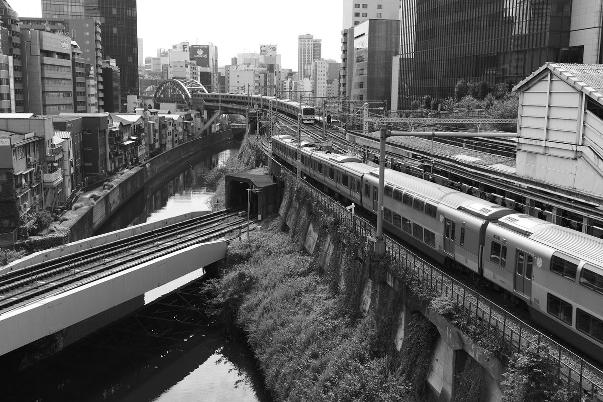 重なる鉄路

2026/04/19
(LUMIX S9 + S 18-40)