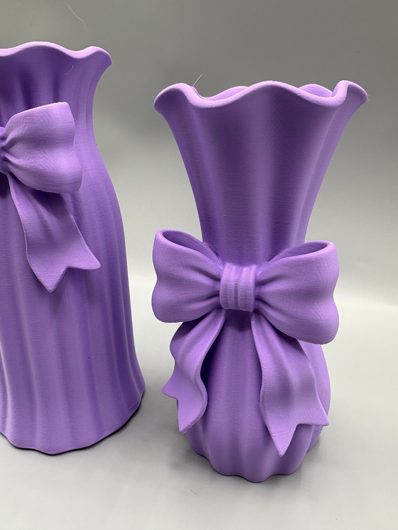 MMCLLC_Official's tweet image. Coquette Ribbon Bow Vase Set: two sculptural beauties with ribbon-inspired curves and clean lines for a modern, elegant look. Perfect for blooms, adding movement and character. #FloralDecor #HomeGoals #ModernDecor #FloralVase