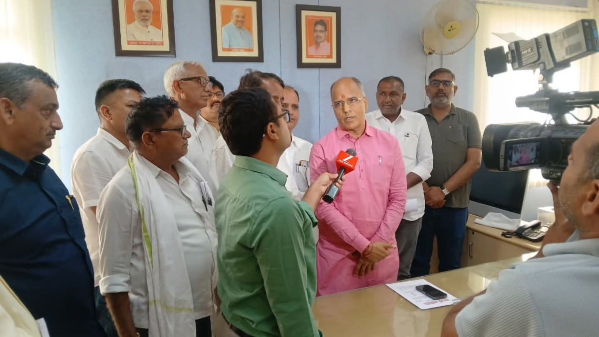 जनस्वास्थ्य अभियांत्रिकी विभाग में ठेकेदारों द्वारा चल रही हड़ताल के संबंध में आज सचिवालय में ठेकेदारों के प्रतिनिधि मंडल से विस्तृत एवं सकारात्मक चर्चा की गई। बैठक के दौरान प्रतिनिधिमंडल द्वारा उठाई गई विभिन्न समस्याओं को गंभीरता से सुना गया तथा उनके त्वरित एवं व्यवहारिक समाधान