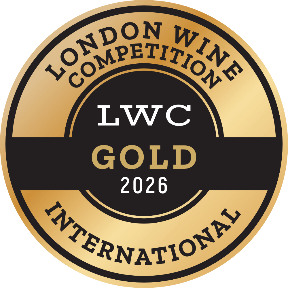 OldingManor's tweet image. Very pleased to announce that our Wildwood Vineyard Blanc de Noirs 2021: The Final Cut just won GOLD at the London Wine Competition. It's our first gold for fizz and at an International competition no less. Huzzah. #lwc #londonwinecompetition
#blancdenoirs #englishfizz