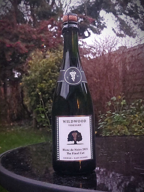 OldingManor's tweet image. Very pleased to announce that our Wildwood Vineyard Blanc de Noirs 2021: The Final Cut just won GOLD at the London Wine Competition. It's our first gold for fizz and at an International competition no less. Huzzah. #lwc #londonwinecompetition
#blancdenoirs #englishfizz
