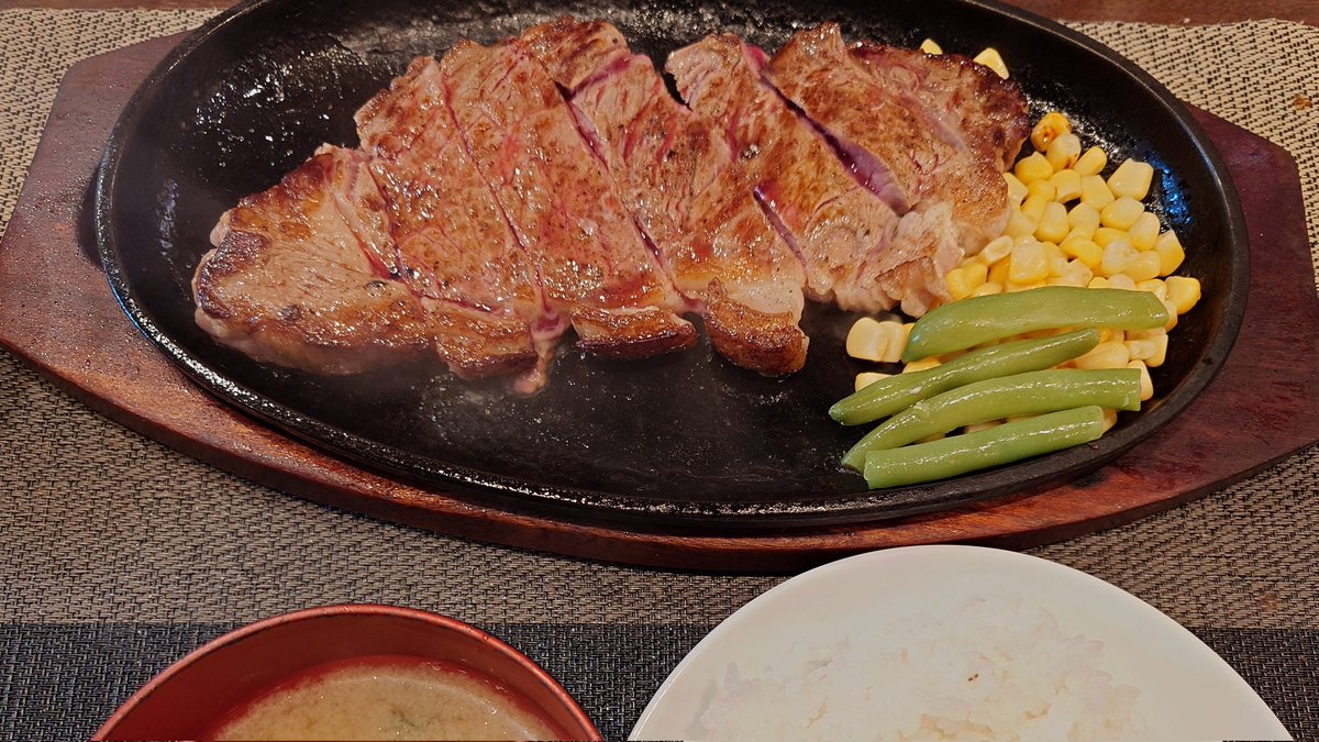 コロモアイ tweet media