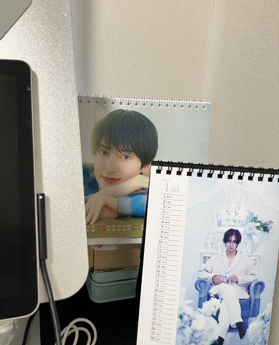 いい男たちが見守ってくれている作業スペース………がんばるね……