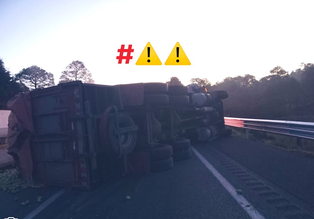 #Atravesado
El conductor de un camión que transportaba fruta volcó y quedo atravesado sobre los carriles de vialidad, con dirección a #CDMX pasando la zona de Tres Marías. Precaución ⚠️ #Morelos #Alerta #CDMX