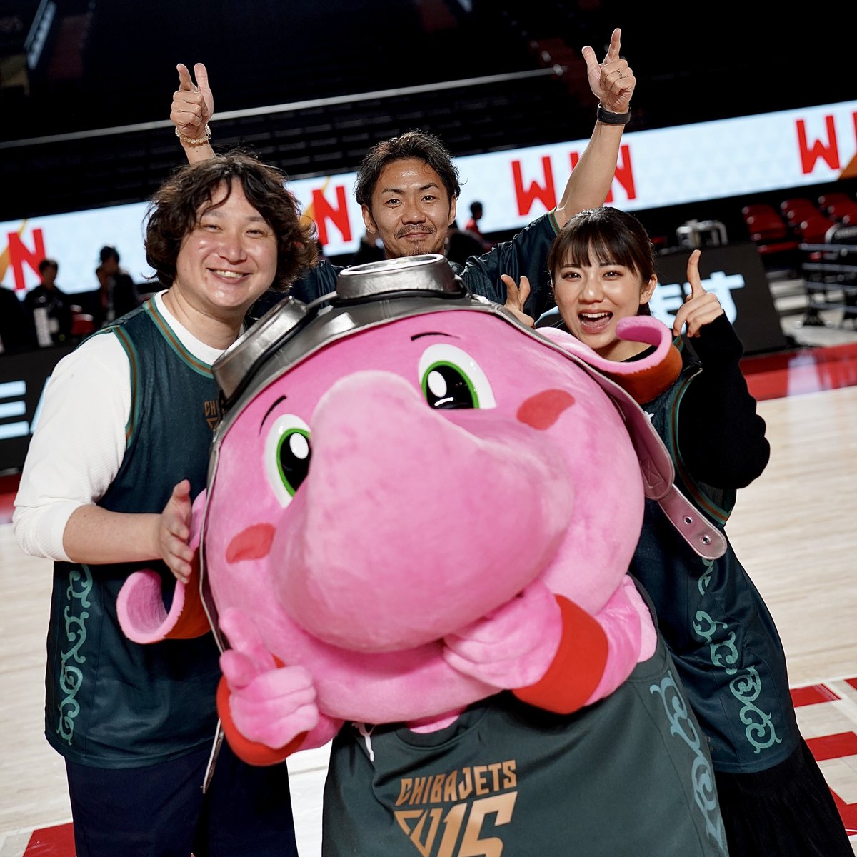 皆さんもお疲れさまでした🤝✨#千葉ジェッツ
<a href="/Dj_KAnaME/">DJ_KAnaME🎧</a> ＠Atushi_MC <a href="/tomiaka_0102/">富田明里（とみあか）</a> <a href="/Jumbokun_GOJETS/">【公式】ジャンボくん(千葉ジェッツ)</a>