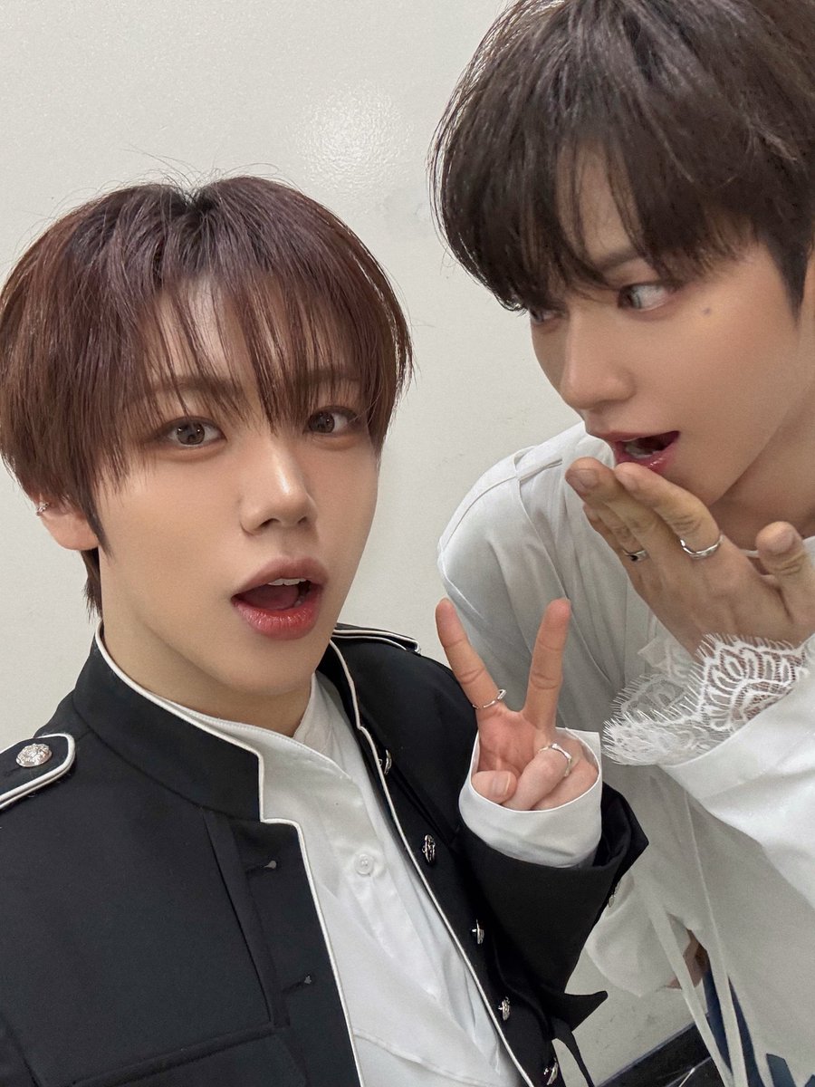 LawKi Update ¦ 04/22/26

"쩨이엘 생일 축하해 💕
내가 뉴욕이라 시차 때문에 ㅜㅜ
하루 늦음 sorry 🫶
(뉴욕이었어도 하루 늦은 거네 ㅜ;;)"

📷: Weverse Post

Better late than never, Happy Lawki Day indeed! 💗

#JL #제이엘 #WOONGKI #차웅기 #AHOF #아홉