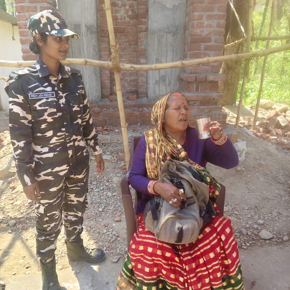 राहगीरों की मदद में तत्पर SSB जवान—हर कदम भरोसे का साथ।
#SSB_INDIA 
#FTRSSBLUCKNOW #SSBSHQGKP 
#HelpingHands
#PublicTrust
#NationFirst
#SecurityWithCare
#SSBBravehearts